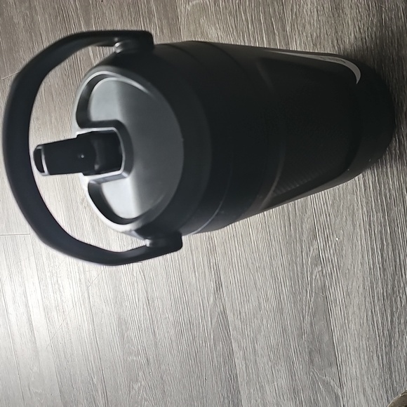 Nike sports drink holder with handle. 64 fl oz. Black and white - Picture 6 of 7